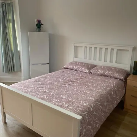 Double Bedroom With En * Bristol