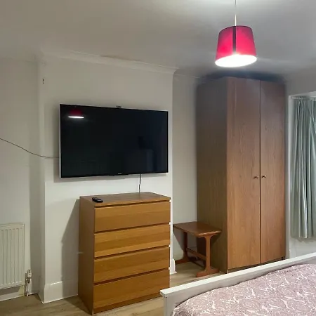 Double Bedroom With En Bristol